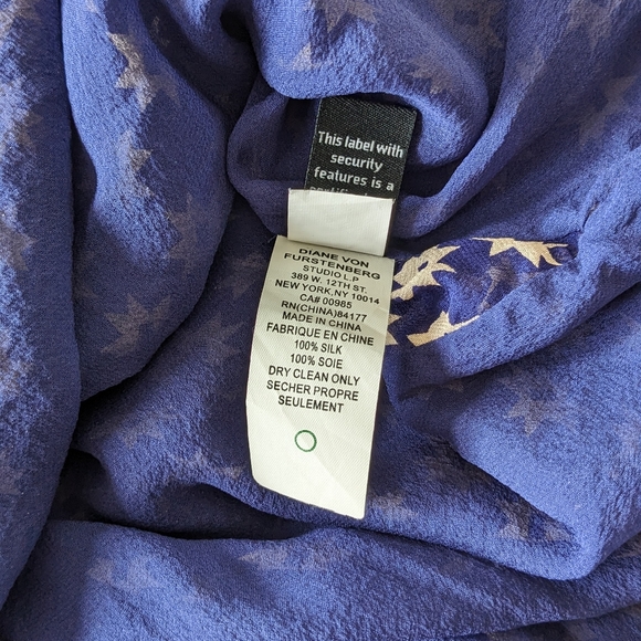 Diane von Furstenberg star print flutter sleeve silk top Navy Size 10 - Picture 11 of 12
